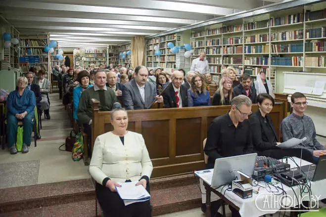 Mierapryjemsva ŭ biblijatecy Čyrvonaha kasciola