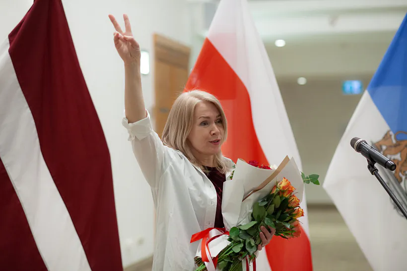 Volha Jakuboŭskaja na vystavie ŭ ryžskaj Dumie. Fota: archiŭ surazmoŭcy