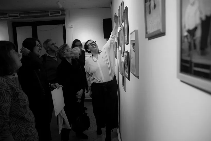 Адкрыццё выставы Сяргея Лескеця “Нябачная маці”, студзень 2020, галерэя Прасторы КХ (фота: Сяргей Нікрашэвіч) Адкрыццё выставы Сяргея Лескеця “Нябачная маці”, студзень 2020, галерэя Прасторы КХ (фота: Сяргей Нікрашэвіч)