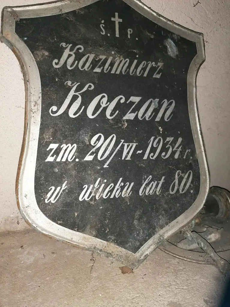 Adzin z paškodžanych sarkafahaŭ i imiannaja šyĺda pachavanaha z rodu Kačanoŭ