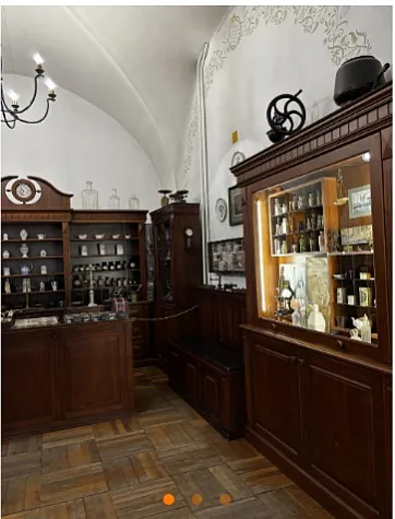 Haradzienskaja apteka-muziej pry bylym jezuickim kaliehiumie