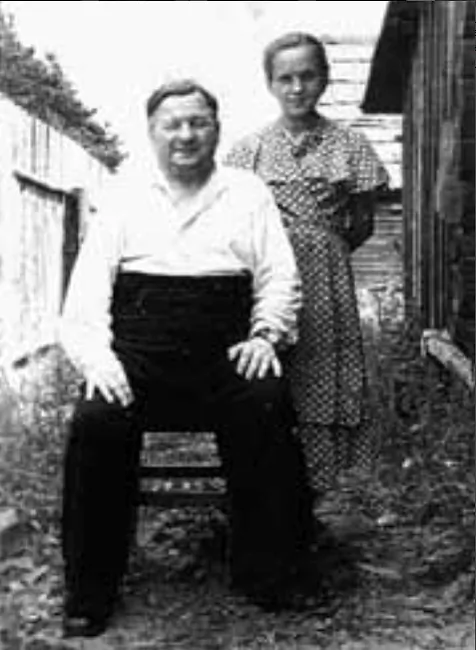 Ksiondz Viktar Šutovič z pliamiennicaj Jadvihaj Harlukovič, 1958 h. Ksiondz Viktar Šutovič z pliamiennicaj Jadvihaj Harlukovič, 1958 h.