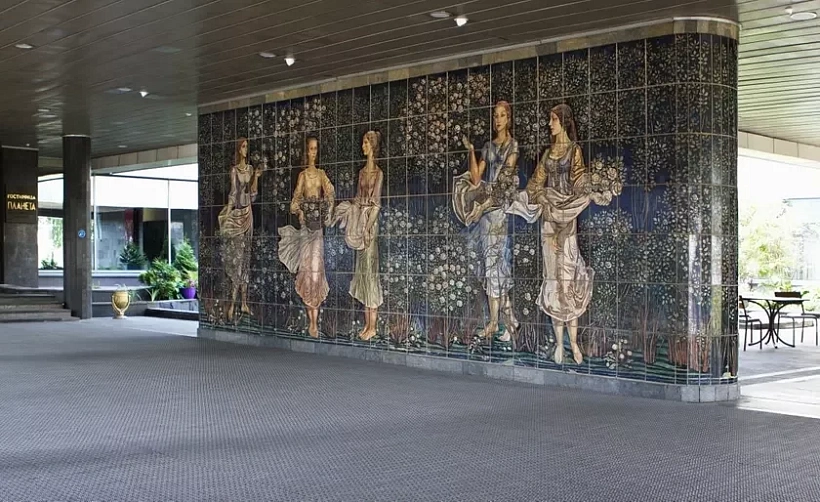 Kieramičnaje pano «Sadoŭnica» pracy Jaŭhiena Kuzniacova ŭ staličnaj hascinicy «Płanieta»