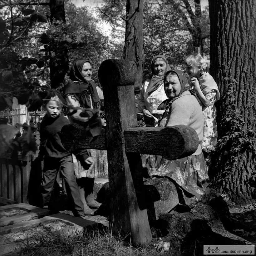 Viaskovyja žančyny na mohilkach na sviata Dziady kalia nadmahiĺnaha pryklada