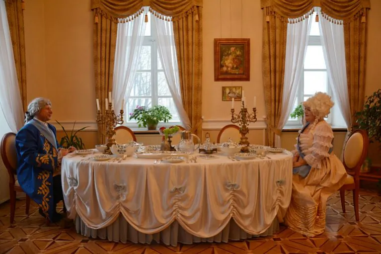 Мясцовыя акторы ў выглядзе Кацярыны ІІ і Пацёмкіна ў экспазіцыйнай залі «Сталовая» гістарычнага музея ў Крычаве. Крыніца: potyomkin.by