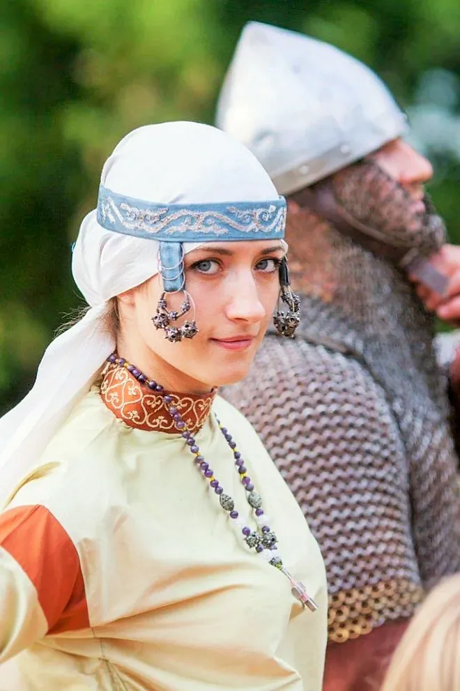 Мал. 2. Дзяўчына з племя дрыгавічоў.jpg Мал. 2. Дзяўчына з племя дрыгавічоў.jpg