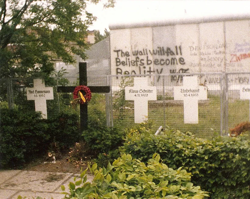 Berlin-Memorial_to_the_Victims_of_the_Wall-1982.jpg
