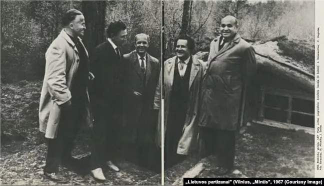 U Rudnickaj puščy sustrelisia bajavyja tavaryšy na bazie padpoĺnaha Paŭdniovaha abkamu Kampartyi Litvy. Simanavičus pieršy źlieva, u bielym plaščy. U Rudnickaj puščy sustrelisia bajavyja tavaryšy na bazie padpoĺnaha Paŭdniovaha abkamu Kampartyi Litvy. Simanavičus pieršy źlieva, u bielym plaščy.