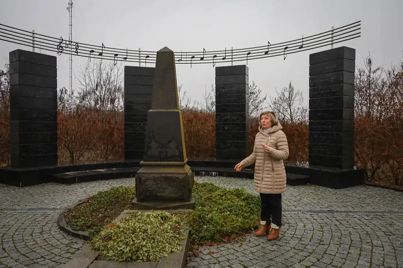 Pomnik Mikalaju Lieantoviču ŭ Markaŭcy Pomnik Mikalaju Lieantoviču ŭ Markaŭcy