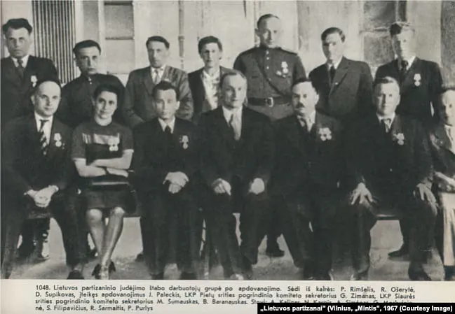 Partyzany atrymali ŭznaharody. Staić druhi źlieva N.Karpis, toj samy, jaki paviedamiŭ pra zabojstva F.Aliachnoviča ŭ Maskvu Partyzany atrymali ŭznaharody. Staić druhi źlieva N.Karpis, toj samy, jaki paviedamiŭ pra zabojstva F.Aliachnoviča ŭ Maskvu