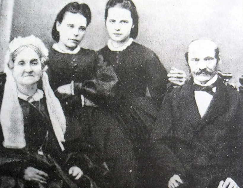 Siamja Jamantaŭ u ssylcy. Pamiž baćkami stajać Maryja (zlieva) i Aliena Siamja Jamantaŭ u ssylcy. Pamiž baćkami stajać Maryja (zlieva) i Aliena