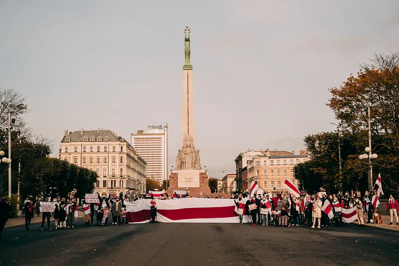 Bielarusy lia pomnika Svabody ŭ centry Ryhi