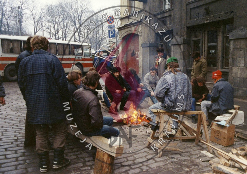 Пратэстоўцы і барыкады ў Рызе ў 1991-м (1).jpg Пратэстоўцы і барыкады ў Рызе ў 1991-м (1).jpg