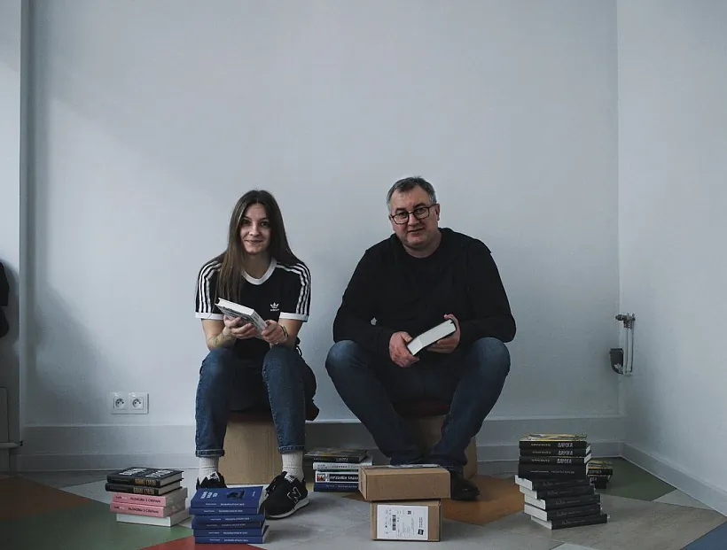 Nasta Karnackaja i Andrej Januškievič u čakanni adkryccia varšaŭskaj «Knihaŭki»