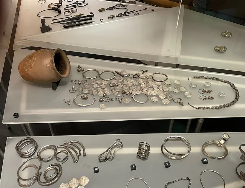 Dziasiatki kladaŭ sa srebram vikinhaŭ