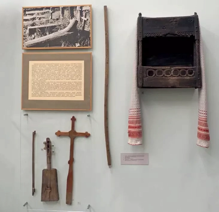 Kaliandar sa Sluckaha pavieta (u centry) u ekspazicyi Rasijskaha etnahrafičnaha muzieja Kaliandar sa Sluckaha pavieta (u centry) u ekspazicyi Rasijskaha etnahrafičnaha muzieja