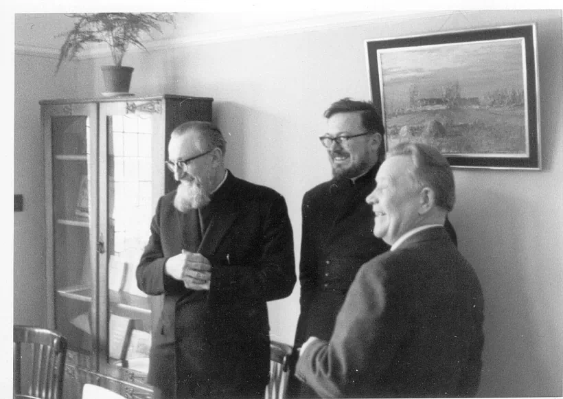 A. Lieŭ Haroška, a. Aliaksandar Nadsan i Jan Daminik na adkrycci Bielaruskaj biblijateki imia F. Skaryny ŭ Londanie. 15.05.1971 A. Lieŭ Haroška, a. Aliaksandar Nadsan i Jan Daminik na adkrycci Bielaruskaj biblijateki imia F. Skaryny ŭ Londanie. 15.05.1971