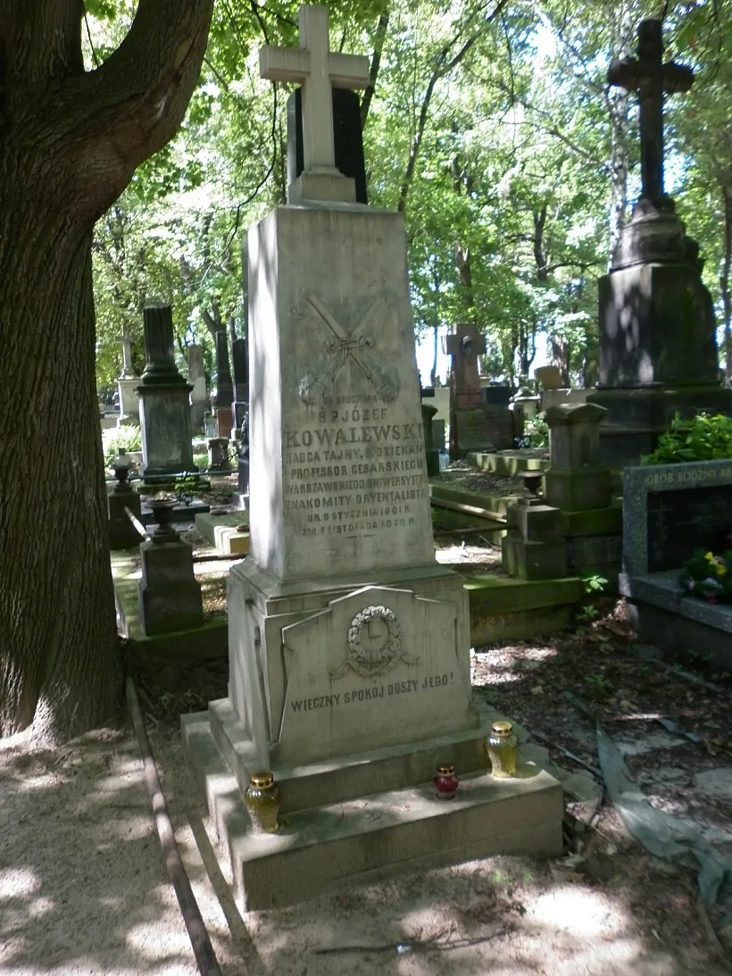 Помнік на магіле Кавалеўскага