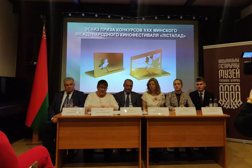 Padčas pres-kanfierencyi ŭ 2024 hodzie byli prademanstravany eskizy pryza ministra kuĺtury maladym kiniematahrafistam Padčas pres-kanfierencyi ŭ 2024 hodzie byli prademanstravany eskizy pryza ministra kuĺtury maladym kiniematahrafistam