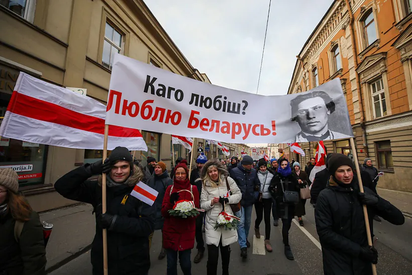 Pracesija ŭdzieĺnikaŭ pierapachavańnia Kastusia Kalinoŭskaha i inšych paŭstancaŭ