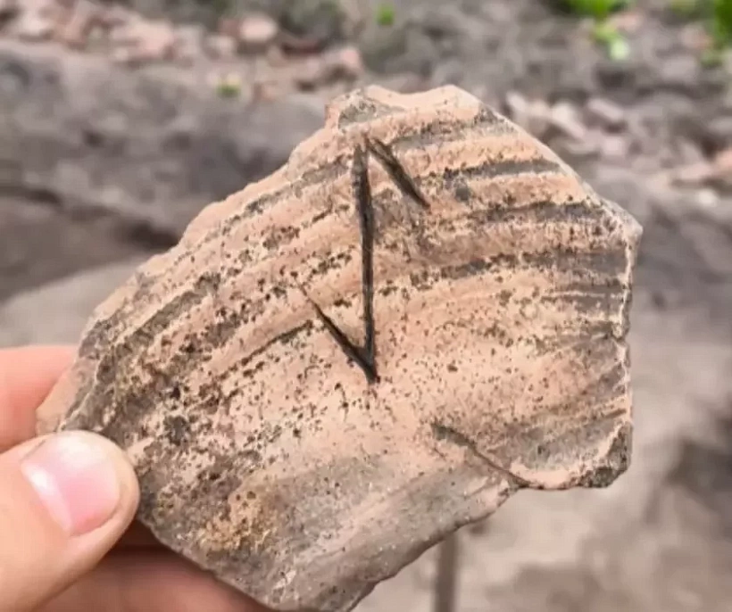 Runa «ejvaz» na čarapku amfary z raskopak haradzišča na Miency