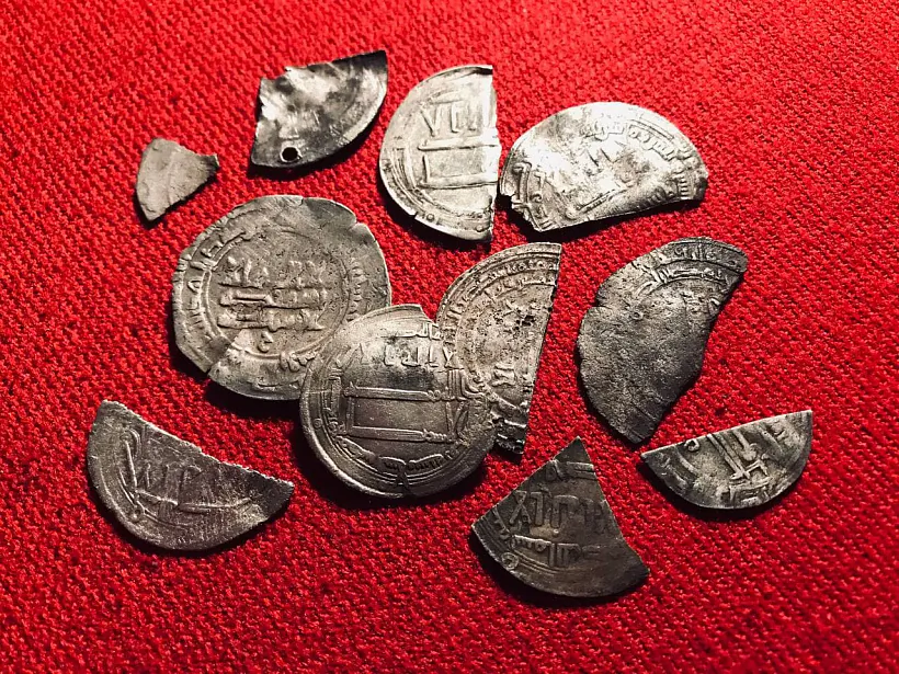 Дырхемы часта трапляюцца парэзанымі на палову ці на чвэрць.jpg Дырхемы часта трапляюцца парэзанымі на палову ці на чвэрць.jpg