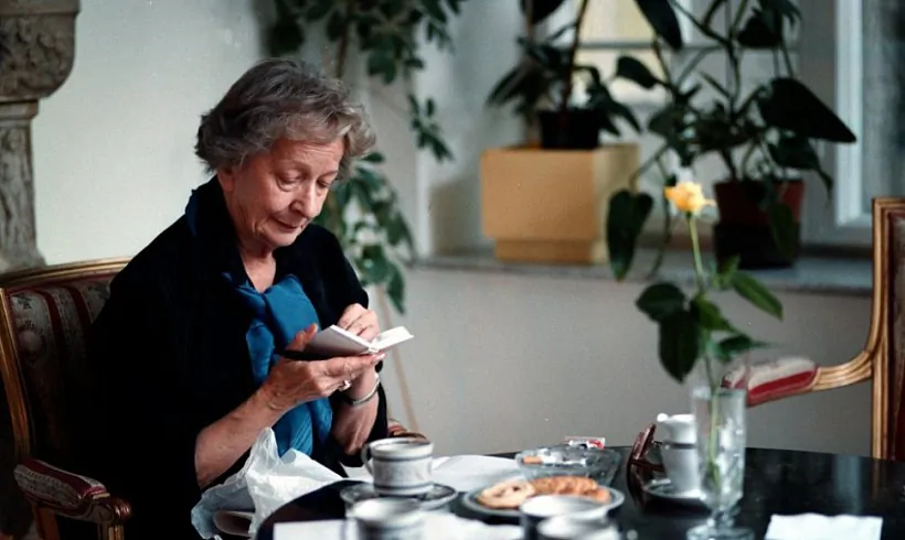 Віслава Шымборска за кнігай