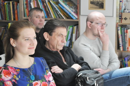 У залі