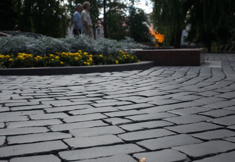 Брук каля вечнага агня ў парку Жылібера