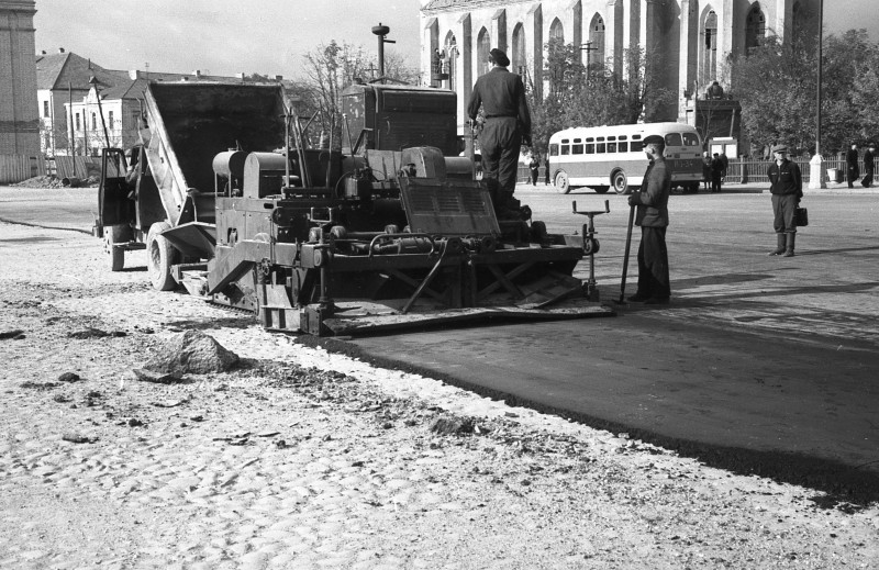 Унікальнае фота - пасляваенная закатка асфальтам бруку на Савецкай плошчы