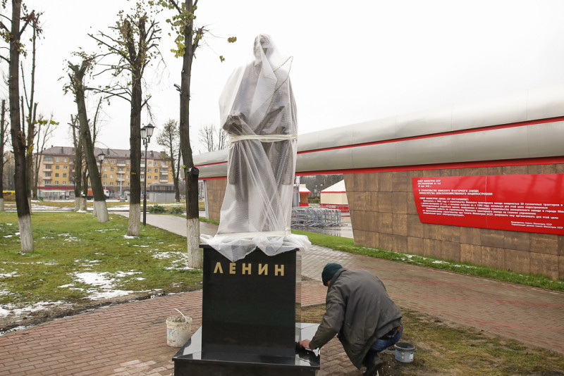 Ленін каля ўваходу на МТЗ (1)
