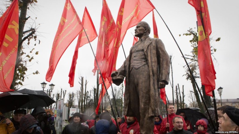 Ленін каля ўваходу на МТЗ (2)