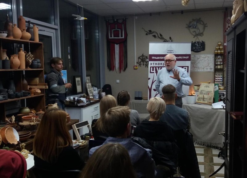 Генадзь Семянчук падчас вуступа ў ''Цудоўні'' (фота Антона Шаранкевіча)