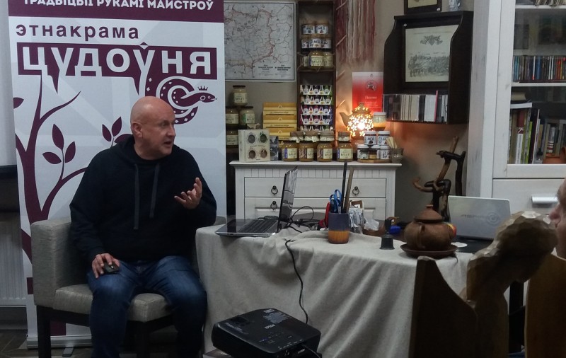 Антон Астаповіч падчас лекцыі, фота А. Шаранкевіча